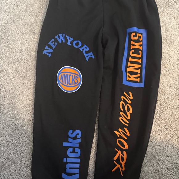 Knicks Men’s Black Joggers - Picture 2 of 2